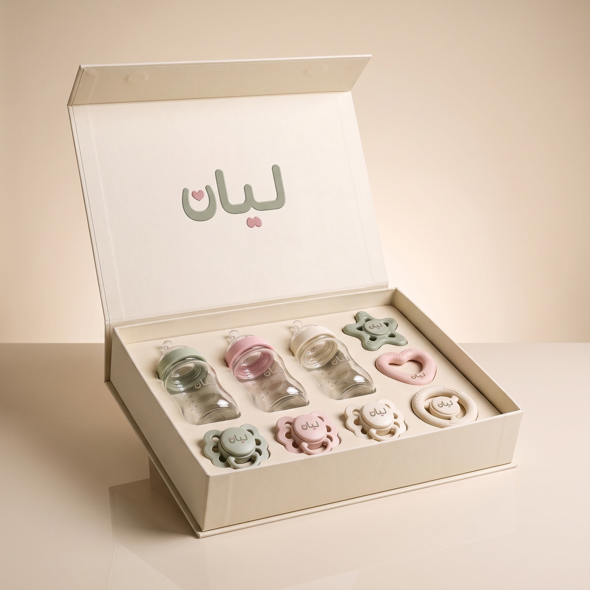 Le Coffret Complet LIYAN ouvert : trois biberons, trois tétines et trois anneaux de dentition